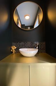 baño con lavabo blanco grande y espejo en Summer House Terrace, en Yeovil