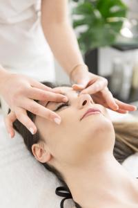 Una mujer recibiendo su tratamiento facial de spa en Hotel Mirasole International, en Gaeta