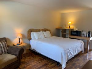 En eller flere senger på et rom på Methow River Lodge