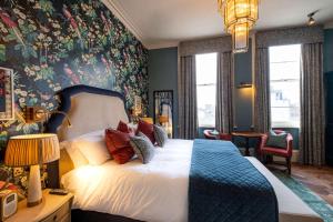 a bedroom with a large bed with a floral wallpaper at The Park Hotel in Teddington