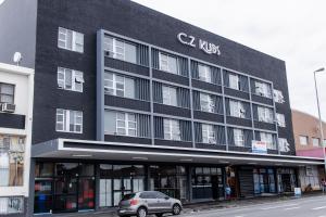 un edificio negro con un coche aparcado delante de él en Modern apartments at CZ KUBS, en East London