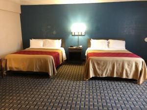 Postel nebo postele na pokoji v ubytování Econo Lodge Cranston - Providence