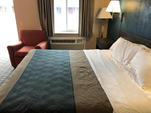 Postel nebo postele na pokoji v ubytování Econo Lodge Cranston - Providence