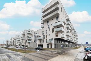 弗次瓦夫的住宿－Apartments Wrocław Aleja Architektów by Renters，街道上公寓楼 ⁇ 染