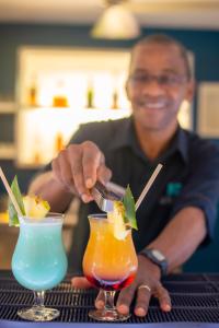 Getränke in der Unterkunft La Pagerie - Tropical Garden Hotel
