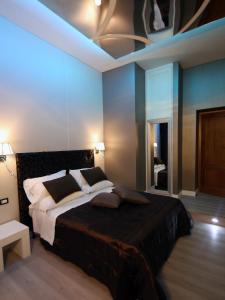 1 dormitorio con 1 cama grande con iluminación azul en Piccolo di Piazza di Spagna Suites, en Roma