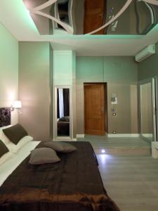 a bedroom with a large bed and a ceiling at Piccolo di Piazza di Spagna Suites in Rome