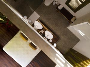 洛斯纳兰霍斯Casa Bambu Tayrona, Los Naranjos的浴室的顶部景观,设有两个卫生间 更多16张照片