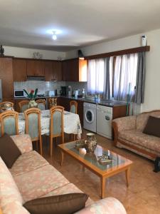 Kuchyň nebo kuchyňský kout v ubytování Pomos Small Sunny House