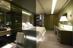 Cama ou camas em um quarto em The Vine Hotel
