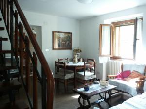 een woonkamer met een bank en een tafel bij Tuscany Holiday Home in Porretta Terme