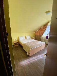 - une chambre avec un grand lit dans l'établissement Casa Albert Valea Avrigului, à Avrig