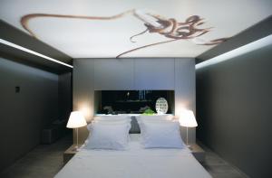 Cama ou camas em um quarto em The Vine Hotel