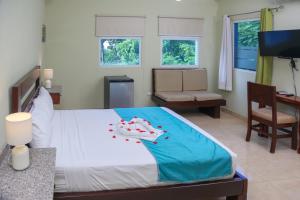 Giường trong phòng chung tại Anton Reef