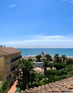 uma vista para a praia a partir da varanda de um resort em VALHOTEL Residencia Tiempo Libre El Puig em El Puig