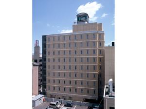 盛岡市にあるR&B HOTEL MORIOKA EKIMAE - Vacation STAY 13859vの上に時計塔がある建物