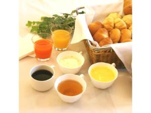 einen Tisch mit verschiedenen Getränken und Brot in der Unterkunft R&B HOTEL MORIOKA EKIMAE - Vacation STAY 13858v in Morioka + 19 Fotos