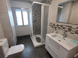 Un baño con lavabo, ducha e inodoro. en Apartamentos Casa Albino, en Sanxenxo 27 fotos más