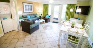 uma sala de estar com um sofá e uma mesa em Grand Palms Resort em Myrtle Beach