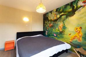 EttendorfCHARMANT T3, 70m2, 2ch,TV 101 cm, WIFI+Parking,的卧室墙上挂着猴子壁画