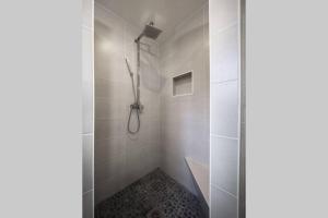 Ett badrum på CHARMANT T3, 70m2, 2ch,TV 101 cm, WIFI+Parking,