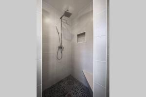 EttendorfCHARMANT T3, 70m2, 2ch,TV 101 cm, WIFI+Parking,的带玻璃门淋浴间的浴室 更多17张照片