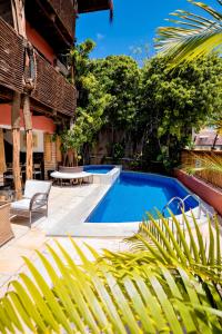 una piscina en medio de un patio en Safari Natal Beach Hotel, en Natal