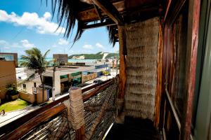 纳塔尔Safari Natal Beach Hotel的设有一个享有火车美景的阳台。