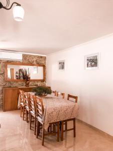 uma sala de jantar com mesa e cadeiras em Casa Sambinho Gerês em Rio Caldo