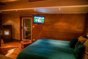 מיטה או מיטות בחדר ב-Le Spa du Cabanon: Cabanon de luxe avec Spa entièrement privatif