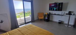 TV a/nebo společenská místnost v ubytování Ocean Breeze Cove - Luxury Retreat