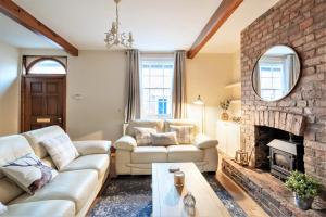 sala de estar con sofá y chimenea en The Cottage in Chester, Sleeps 6 with FREE Parking en Chester