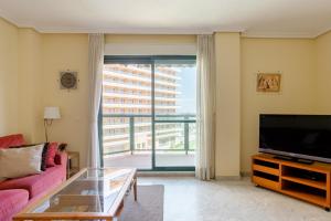 Televízia a/alebo spoločenská miestnosť v ubytovaní Apartamento Residencial Bajondillo