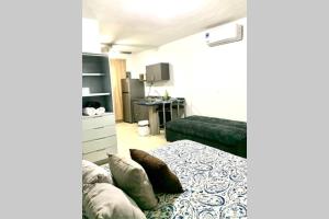 1 dormitorio con 1 cama y vestidor en Increíble departamento privado, en Monterrey