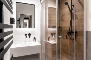 B-Hotel tesisinde bir banyo