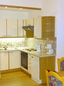 A kitchen or kitchenette at Haus Anita