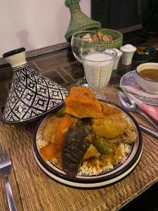 talerz jedzenia na stole w obiekcie Riad Simon w Marakeszu +114 zdjęć