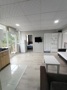 een woonkamer met een bank en een tafel bij Vienna Apart Otel in Antalya