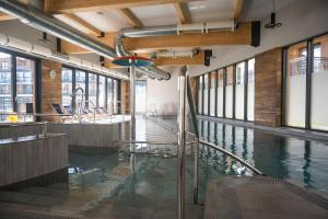 Bazén v ubytování Apartament BELLA D126 nebo v jeho okolí