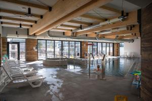 Bazén v ubytovaní Apartament z HUŚTAWKĄ Bel Mare alebo v jeho blízkosti
