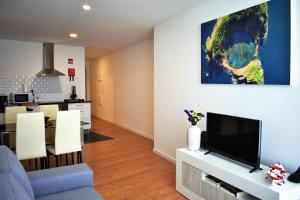 ポンタ・デルガダにあるOcean Blue Apartmentのソファとテレビのあるリビングルーム