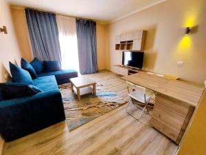 ein Wohnzimmer mit einem blauen Sofa und einem Tisch in der Unterkunft Atelier Duplex in Sharm El Sheikh