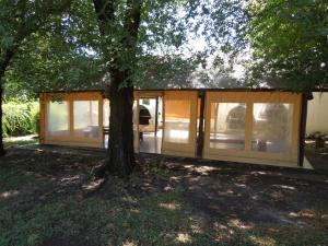 サンタ・ロサ・デ・カラムチタにあるCabañas La Pircaのガラス戸と木のある家 +10枚の写真
