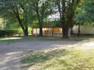 サンタ・ロサ・デ・カラムチタにあるCabañas La Pircaの木々の集合住宅