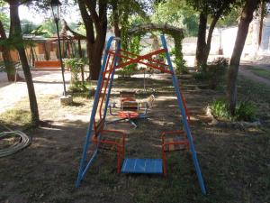 サンタ・ロサ・デ・カラムチタにあるCabañas La Pircaの遊び場付きの庭のブランコ
