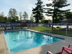 Bazén v ubytování Wasaga Beach Inn And Cottages nebo v jeho okolí