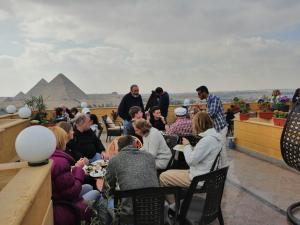 Gestir sem dvelja á Gardenia Pyramids View Inn - Rooftop
