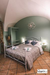 1 dormitorio con 1 cama en una habitación en CHAPLIN Luxury Holiday House, en Viterbo