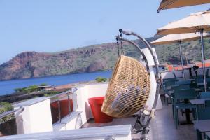 een balkon met stoelen en uitzicht op het water bij Hotel Por Do Sol in Tarrafal