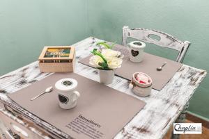 Una mesa con flores y una cesta encima. en CHAPLIN Luxury Holiday House en Viterbo